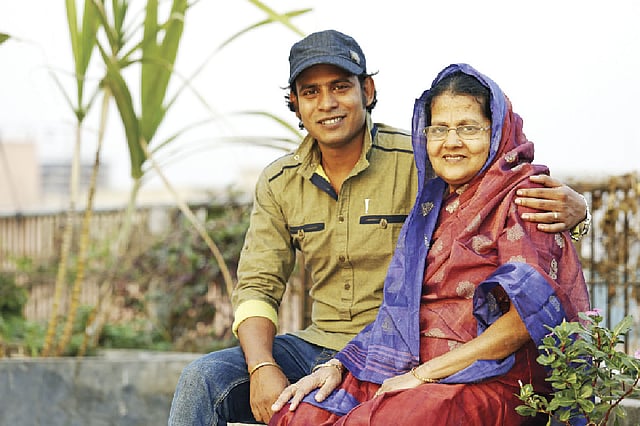 সংগীতশিল্পী কাজী শুভ ও তাঁর মা ফাতেমা খাতুন। ছবি: খালেদ সরকার