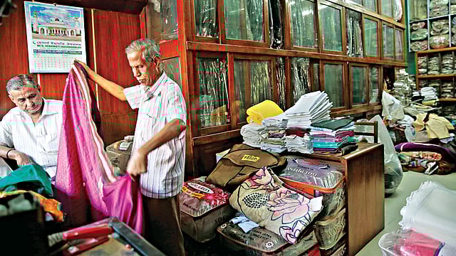 পুরান ঢাকার ভিক্টোরিয়া পার্ক এলাকায় গিলডার্স ড্রাই ক্লিনার্স। ছবিটি গত সোমবার তোলা l প্রথম আলো