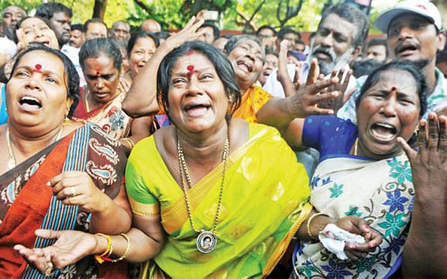 তামিলনাড়ুর মুখ্যমন্ত্রী জয়ললিতার মৃত্যুর গুজব ছড়িয়ে পড়ার পর চেন্নাইয়ে অ্যাপোলো হাসপাতালের সামনে সমর্থকদের কান্না। পরে হাসপাতাল কর্তৃপক্ষ মুখ্যমন্ত্রী বেঁচে আছেন বলে তাঁদের আশ্বস্ত করে। ছবি : এএফপি