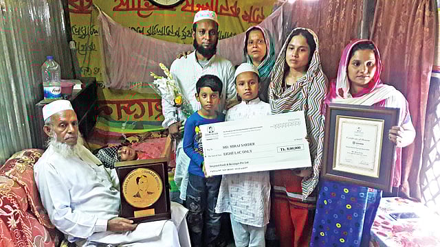 মা, বাবা, স্ত্রীসহ পরিবারের সদস্যদের সঙ্গে মিরাজ সরদার। গত বৃহস্পতিবার মাদারীপুর সরকারি নাজিম উদ্দিন কলেজ ক্যাম্পাসের বাসা থেকে তোলা ছবি l প্রথম আলো