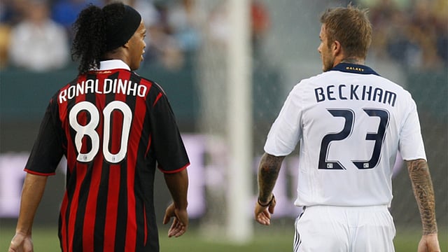 এসি মলানে ৮০ নম্বর জার্সি পরে খেলতেন রোনালদিনহো। এটা তিনি বেছে নিয়েছিলেন নিজের জন্ম সালের সঙ্গে মিল করে।