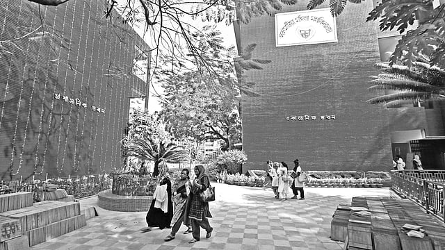 সুবর্ণজয়ন্তী উপলক্ষে ক্যাম্পাসজুড়েই সাজ সাজ রব। নতুন রং করা হয়েছে ফুলের টবসহ বিভিন্ন স্থাপনায়। করা হয়েছে আলোকসজ্জা। লালমাটিয়া মহিলা মহাবিদ্যালয় থেকে ছবিটি গতকাল তোলা l প্রথম আলো