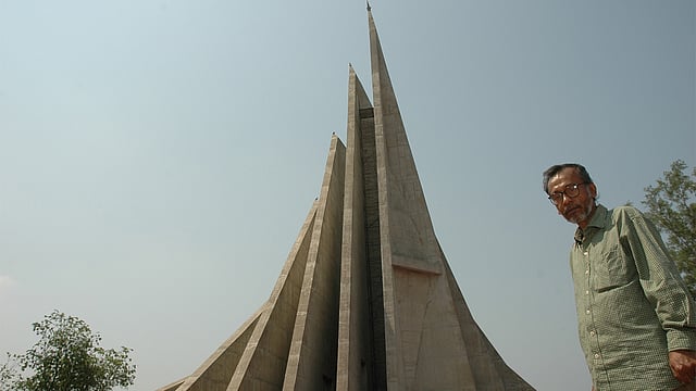 জাতীয় স্মৃতিসৌধের সামনে দাঁড়িয়ে স্থপতি সৈয়দ মাইনুল হোসেন। ছবিটি ২০০৬ সালের মার্চে তোলা। ছবি: জাহিদুল করিম
