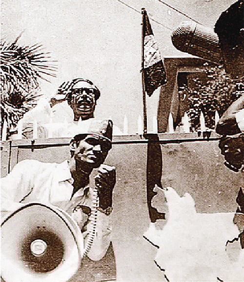 সংগ্রামী জনতার অভিবাদন গ্রহণ করছেন বঙ্গবন্ধু শেখ মুজিবুর রহমান, ২৩ মার্চ ১৯৭১। ছবি: সংগৃহীত