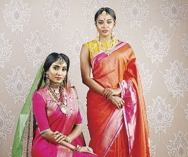 বউভাত ও বিয়ে দুটো সাজেই দেখা যাচ্ছে ভিন্নতা। মডেল: মিথিলা ও মাহি। সাজ: নুজহাত খান, শাড়ি: আড়ং, গয়না: আড়ং ও সংগৃহীত, স্থান: ক্যানভাস স্টুডিও, ছবি: সুমন ইউসুফ