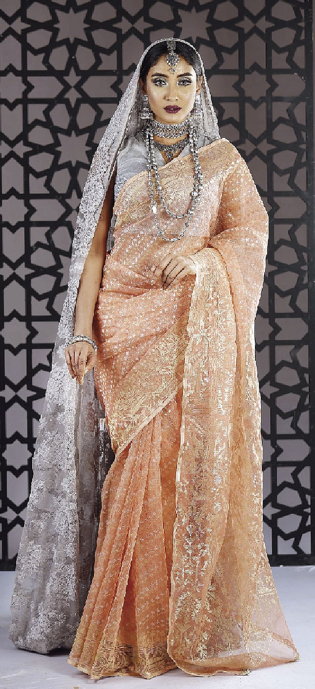 শাড়ির সঙ্গে মিলিয়ে লিপস্টিকের রং রাখা হয়েছে হালকা