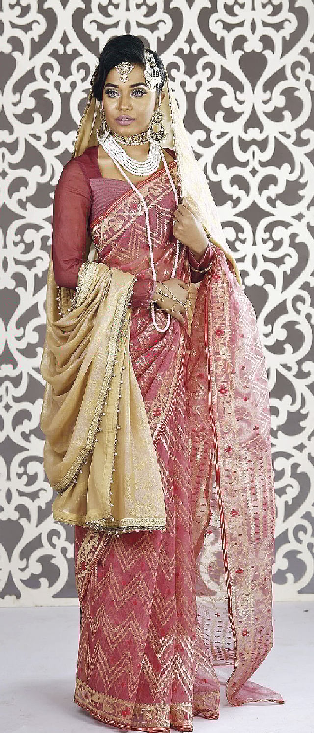 বিয়ের কনে বলতেই যে সোনার গয়না, এই ধারণা এখন আর নেই। গলায় মুক্তার গয়না কি সে কথাই বলছে না?