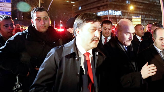 গুলির ঘটনার কিছুক্ষণের মধ্যেই তুর্কি স্বরাষ্ট্রমন্ত্রী সুলেইমান সোইলু ওই আর্ট গ্যালারিতে যান। ছবি: রয়টার্স