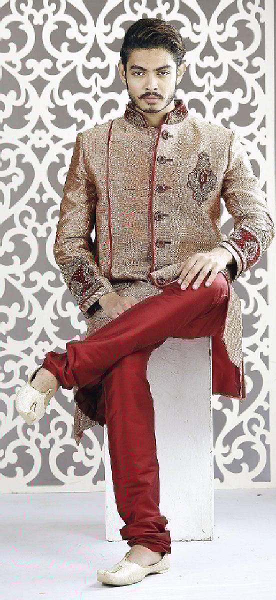 আজকাল কনের পোশাকের সঙ্গে মিলিয়ে শেরওয়ানিও পরছেন বররা। মডেল: অর্ণব, পোশাক: লুবনান ও ওটু