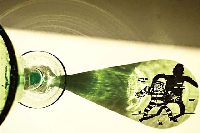 গ্লাসভর্তি পানির ছায়া কিন্তু অন্য রকম হয়। সেটাই কাজে লাগাও না কেন?