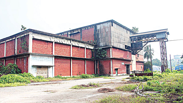 খুলনা নিউজপ্রিন্ট কারখানার ভবন। ১৪ বছর আগে এটি বন্ধ হয়ে যায়। বন্ধ হওয়ার আগে হাজার হাজার শ্রমিক ও কারখানা কেন্দ্রিক গড়ে ওঠা বিভিন্ন দোকানপাটের লোকজনের পদচারণে মুখরিত থাকত এলাকাটি। এখন তা শুধুই ইতিহাস। এলাকাটি বর্তমানে বেশির ভাগ সময় জনমানবশূন্য থাকে। ছবিটি সম্প্রতি তোলা l প্রথম আলো