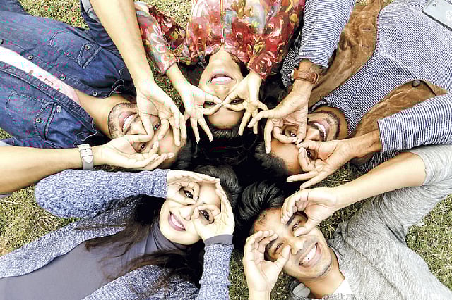 বন্ধুরাই দিতে পারে নির্মল আনন্দ। ছবি: সুমন ইউসুফ