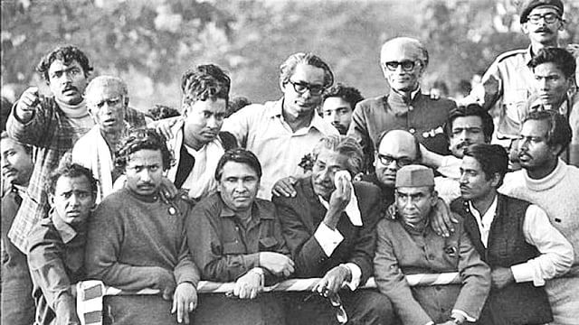 দেশে ফেরার পর দলীয় নেতাদের সঙ্গে বঙ্গবন্ধু শেখ মুজিবুর রহমান