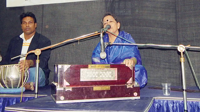 শিল্পকলা একাডেমির আর্ট গ্যালারিতে উচ্চারকের ১৫ বছর পূর্তি অনুষ্ঠানে সংগীত পরিবেশন করেন শিল্পী কাবেরী সেনগুপ্তা