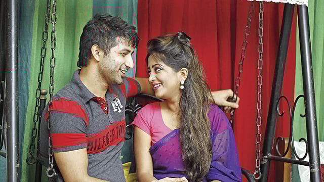 দাম্পত্যে পারস্পরিক শ্রদ্ধা থাকা জরুরি। মডেল: ইমরান ও অন্তরা, ছবি: অধুনা