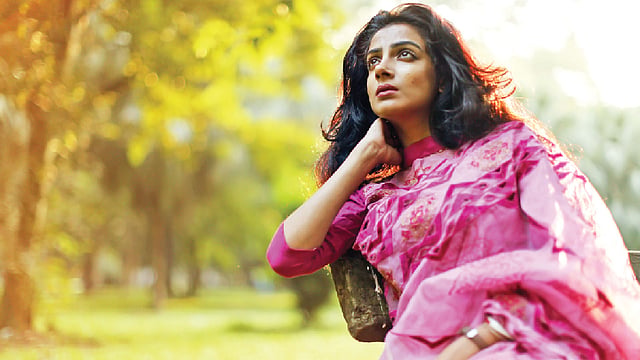 ছবিটি প্রতীকী। বিষণ্নতা কিংবা মানসিক কোনো সমস্যা হলে মেেয়দের উচিত লুকিয়ে না রেখে খুলে বলা। মডেল: দোয়েল, ছবি: সুমন ইউসুফ