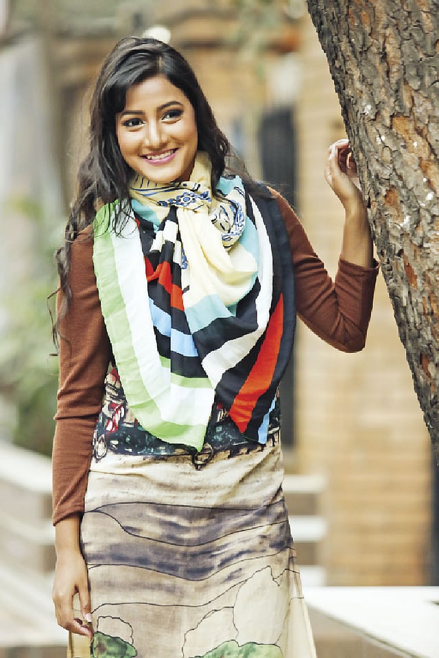 বিভিন্ন নকশার স্কার্ফ পাওয়া যাচ্ছে বাজারে। মডেল: নীল