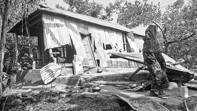 গাজীপুরের কালিয়াকৈর উপজেলার সোনাতলা বান্দর মার্কেট এলাকায় গৃহবধূ বিউটি আক্তারের ঘর ভেঙে তছনছ করা হয়েছে। গতকাল তোলা ছবি l প্রথম আলো