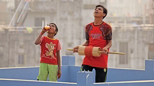 সুতায় এখন মাঞ্জা দেওয়াই থাকে, নাটাইয়ে লাগিয়েই শুরু হবে ঘুড়ি ওড়ানো