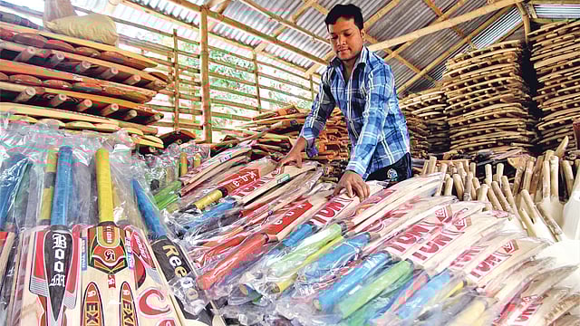 যশোর সদর উপজেলার নরেন্দ্রপুর ইউনিয়নের মিস্ত্রিপাড়া গ্রামে নিজের ব্যাট তৈরির কারখানায় ব্যস্ত পবন মজুমদার। ছবিটি গত মঙ্গলবার দুপুরে তুলেছেন এহসান-উদ-দৌলা