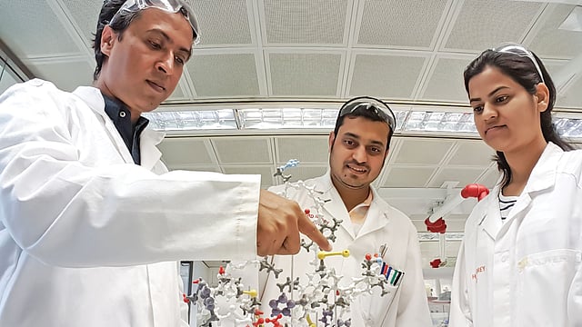 নিজের গবেষণাগারে সহকর্মীদের সঙ্গে আখতার হোছাইন