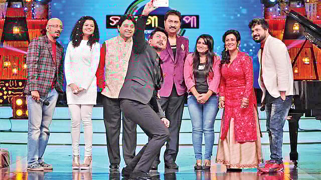 ‘সারেগামাপা’ অনুষ্ঠানের বিচারক, উপস্থাপক ও অতিথিদের সঙ্গে বাংলাদেশের অবন্তি সিঁথি (ডান থেকে তৃতীয়)