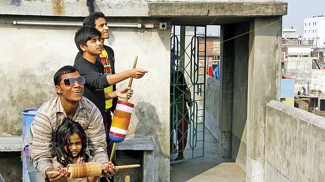 সুতায় এখন মাঞ্জা দেওয়াই থাকে, নাটাইয়ে লাগিয়েই শুরু হবে ঘুড়ি ওড়ানো