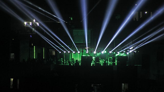 যুগের হাওয়া—লেজার রশ্মির খেলা