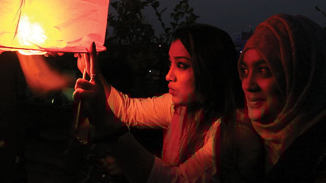 ফানুস ওড়ানোর প্রস্তুতি