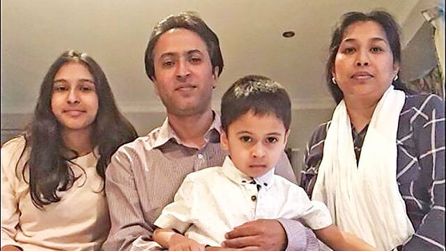 নিজের পরিবারের সঙ্গে আখতার হোছাইন