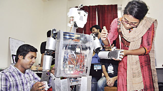 শবিপ্রবির শিক্ষার্থীদের তৈরি রোবোট—রিবো