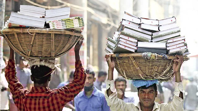 বইয়ের গন্ধে এখন যেন ম-ম করছে বাংলাবাজার। ছবি: খালেদ সরকার