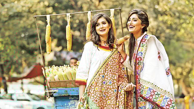 পাতলা চাদর বা ওড়নায় ভারী কাজের নকশাও এখন বেশ চলছে। ওড়না: বিশ্বরঙ