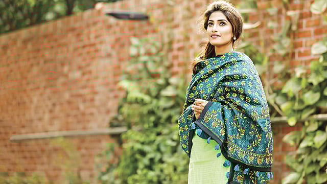 সিল্কের বা সুতি কাপড়ের ওপর কাঁথা ফোঁড়ের কাজ, মানিয়ে যাবে যেকোনো জায়গায়। মডেল: স্মৃতি, চাদর: আড়ং