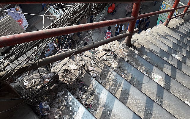 ফার্মগেটের পদচারী-সেতুতে ময়লার স্তূপ। ছবি: মোছাব্বের হোসেন