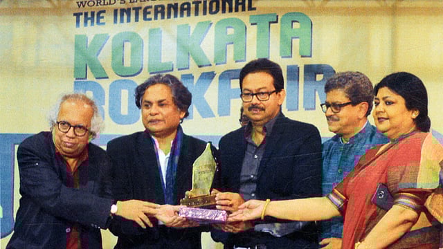 ভারতের পশ্চিমবঙ্গে পুরস্কার পেলেন তারিক সুজাত