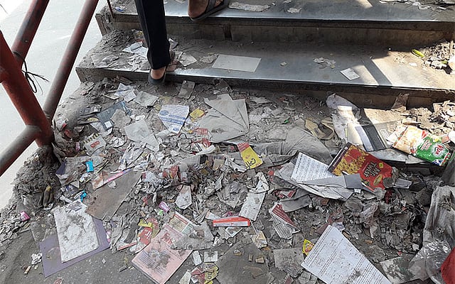 এখানে-সেখানে ছড়িয়ে আছে ময়লা-আবর্জনা। ছবি: মোছাব্বের হোসেন