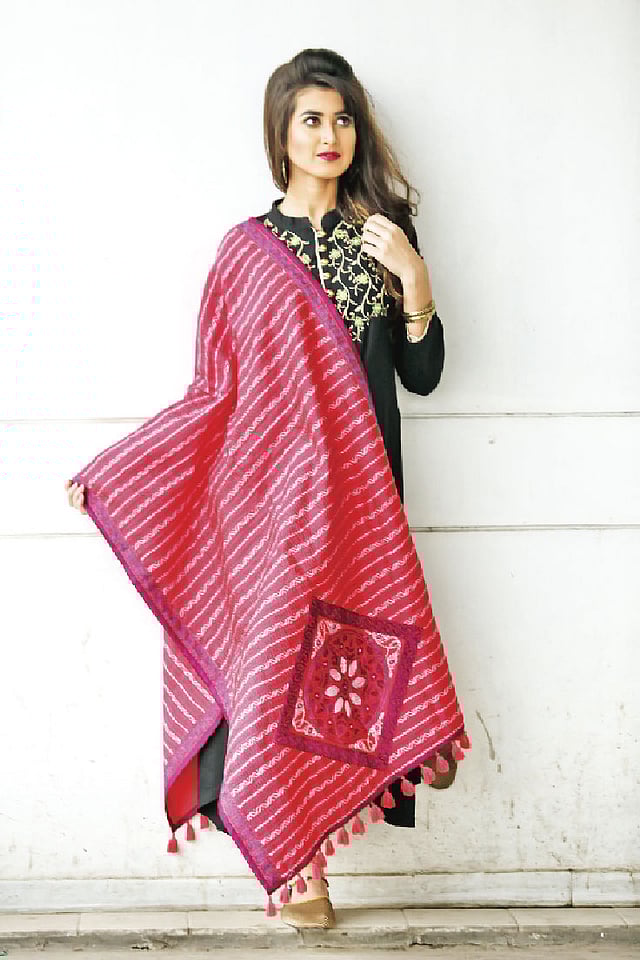 চাদর বা ওড়নার রঙের বিপরীত রঙের সালোয়ার-কামিজ পরতে পারেন। চাদর: আড়ং