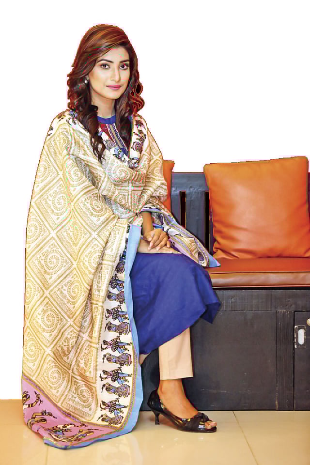 হালকা চাদরে জমকালো স্ক্রিন প্রিন্টও নজর কাড়ছে। ওড়না: রঙ বাংলাদেশ