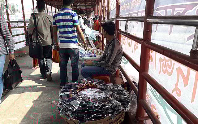 নিয়মিত হকারদের উৎপাত লেগে থাকে এই সেতুতে। ছবি: মোছাব্বের হোসেন