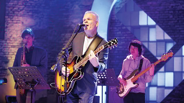 জ্যাজ-ব্লুজ উৎসবের দ্বিতীয় রাতে গতকাল রাজধানীর লা মেরিডিয়ান হোটেলের ছাদে সংগীত পরিবেশন করছেন ডেনমার্কের রাষ্ট্রদূত মিকেল উইন্টার l ছবি: কবির হোসেন