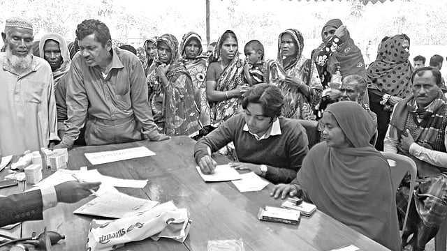 যশোরের কেশবপুর উপজেলার প্রত্যন্ত বিদ্যানন্দকাটি ইউনিয়ন পিরষদ কার্যালয়ে স্বাস্থ্যসেবা নিতে আসেন এলাকার সাধারণ মানুষ। গতকাল ছবিটি তুলেছেন দিলীপ মোদক