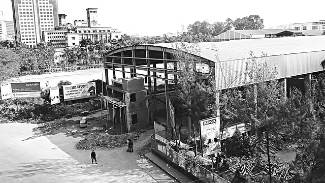 ঢাকার গৌরবোজ্জ্বল ঐতিহ্যের স্মারক এ ময়দানটি একসময় বিখ্যাত ছিল বিভিন্ন রাজনৈতিক জনসভার জন্য। সেই ঐতিহাসিক ময়দানকে এখন আর চেনার উপায় নেই। পল্টন ময়দান আস্তে আস্তে ঢেকে যাচ্ছে বিভিন্ন ক্রীড়া স্থাপনায়। এক চিলতে মাঠ ছাড়া এখানে আর কোনো খালি জায়গা নেই। ছবিটি সম্প্রতি তোলা l প্রথম আলো