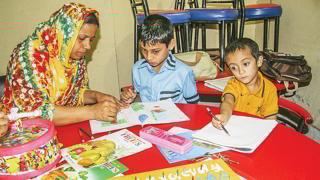 নগরের নয়াবাজারে প্রতিবন্ধীসেবা ও সাহায্যকেন্দ্রে অটিজমে আক্রান্ত দুই শিশুকে ছবি আঁকা শেখানো হচ্ছে। ছবিটি গত সোমবার বেলা সাড়ে ১১টায় তোলা l প্রথম আলো