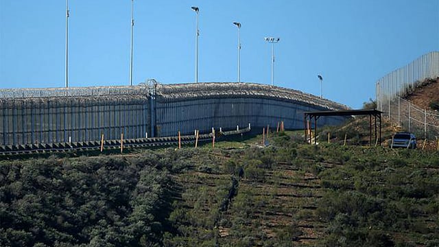 ক্যালিফোর্নিয়ার সান ইসাইড্রোতে যুক্তরাষ্ট্র ও মেক্সিকোর তিজুআনা সীমান্তকে বিভক্ত করে এই বেড়া দেওয়া হয়। ছবিটি সম্প্রতি তোলা। ছবি: রয়টার্স