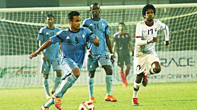 বল দখলের লড়াইয়ে এখানে এগিয়ে ঢাকা আবাহনীর ইমন মাহমুদ। কিন্তু শেষ পর্যন্ত শেখ কামাল ক্লাব কাপের প্রথম ম্যাচে হেরে গেছে বাংলাদেশ প্রিমিয়ার লিগ চ্যাম্পিয়নরা। কাল চট্টগ্রাম এমএ আজিজ স্টেডিয়ামে l প্রথম আলো