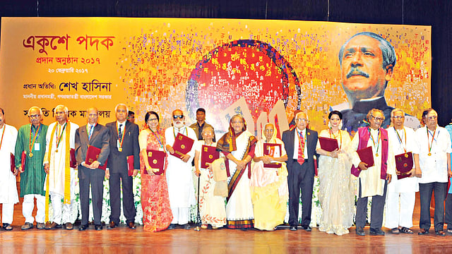 রাজধানীর ওসমানী স্মৃতি মিলনায়তনে গতকাল একুশে পদক বিতরণের পর পদকপ্রাপ্ত বিশিষ্ট নাগরিক ও অতিথিদের সঙ্গে প্রধানমন্ত্রী শেখ হাসিনা l ছবি: ফোকাস বাংলা