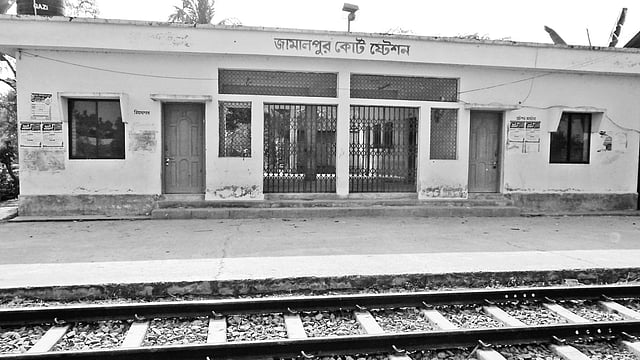 জনবলসংকটের কারণে বন্ধ থাকা জামালপুর কোর্ট রেলস্টেশন। সম্প্রতি তোলা ছবি l প্রথম আলো