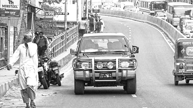 ঢাকা শহরের মানুষ যখন যানজটে অতিষ্ঠ, তখন উল্টো পথে যে গাড়িগুলো যায়, সেগুলোতে থাকেন ভিআইপিরা