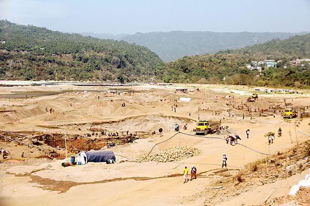 সিলেটের গোয়াইনঘাট উপজেলার জাফলংকে প্রতিবেশ-সংকটাপন্ন এলাকা ঘোষণা করা হলেও ব্যবসায়ীরা বিভিন্ন স্থানে যন্ত্র বসিয়ে পাথর তুলছেন। সোনাটিলা এলাকা থেকে তোলা ছবি l আনিস মাহমুদ